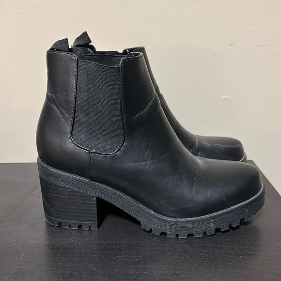 Black boots - Picture 1 of 2